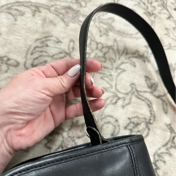 Vintage Coach City Black Leather Flap Crossbody Bag Turnlock Brass - Picture 7 of 8